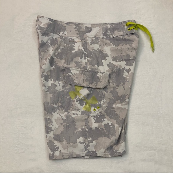 Under Armour Storm HeatGear Loose Snow White Camo Swim Board Shorts Mens 30. - Picture 1 of 10